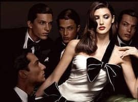 Photo de femme entourée d'hommes