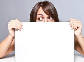 se cacher derrière l'ordinateur