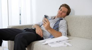 Er hat seinen Ex immer noch in seinem Handy oder seiner E-Mail gespeichert 