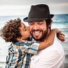Alleinerziehender Vater lacht