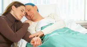 El marido tiene un problema de salud grave, por lo que no se marchará.