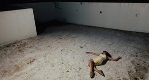 Foto einer Frau in einem leeren 