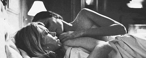 GIF de Barbara y Renee de Gotham en la cama