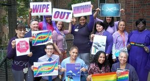 Fotografie shromáždění skupiny AAP pro rovnost LGBTQ