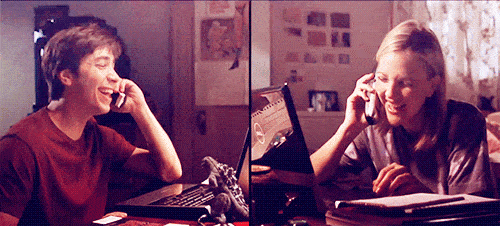 GIF de couple au téléphone