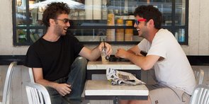 Foto van homomannen die elkaar ontmoeten in een coffeeshop