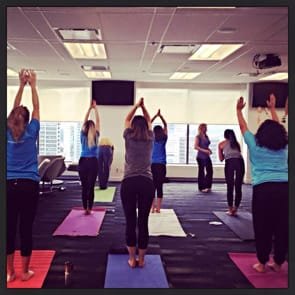 Foto van POF-team dat yoga doet