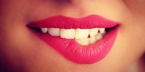 Foto von Frau, die sich auf die Lippe beißt