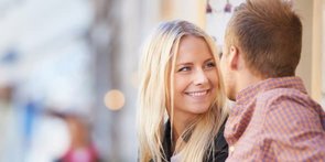 Photo d'un homme et d'une femme ayant une conversation à double sens