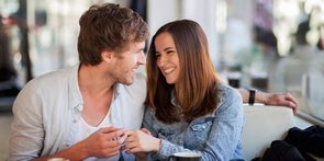 Photo d'un homme flirtant avec le langage corporel