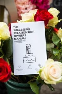 Foto di un manuale di relazioni di Talkspace in un bouquet da sposa