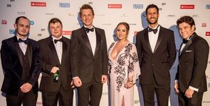 Foto van het Toyboy Warehouse-team tijdens een datingprijsuitreiking