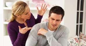 Photo d'une femme criant après un homme