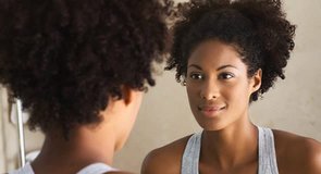 Photo d'une femme se souriant dans un miroir