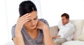 Une photo d'une femme émotionnellement indisponible
