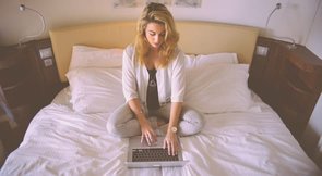 Foto di donna su un laptop