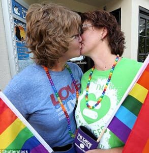 Photo du couple marié Pat et Lusinda Duffy s'embrassant
