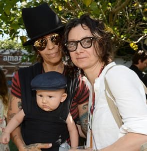 Photo de Sara Gilbert, Linda Perry et leur petit garçon Rhodes