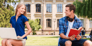 Foto von Mann und Frau, die sich auf einer Bank ansehen