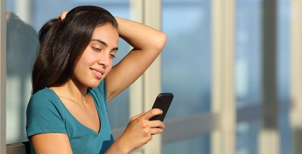 Photo d'une fille flirtant avec du texte
