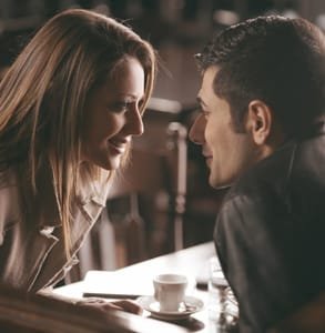 Photo d'un couple penché l'un vers l'autre