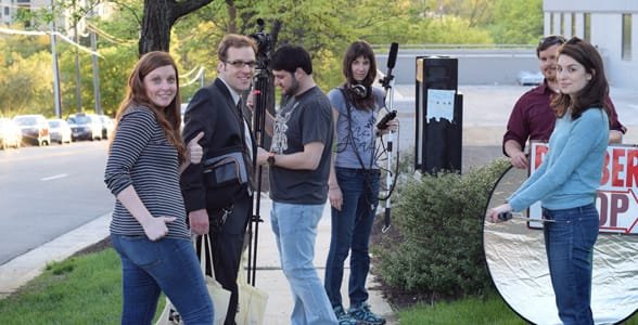 Zdjęcie przedstawiające filmowców pracujących nad filmem dla 48 Hour Film Project