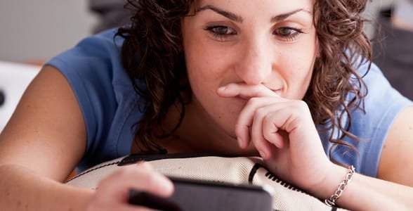 Photo d'une fille qui envoie des SMS sur son téléphone