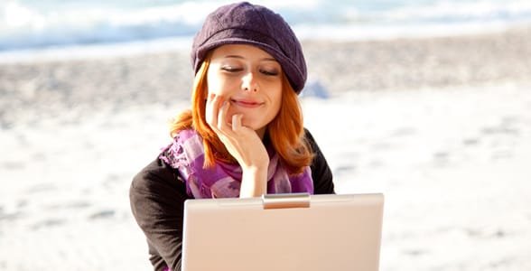 Photo d'une fille sur son ordinateur portable