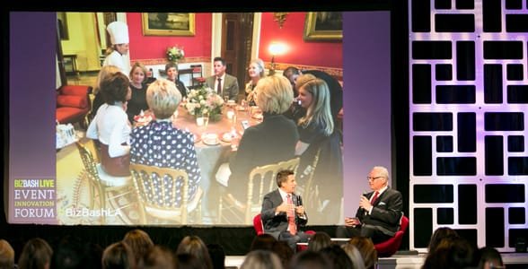 Foto de la presentación de un evento en vivo de BizBash