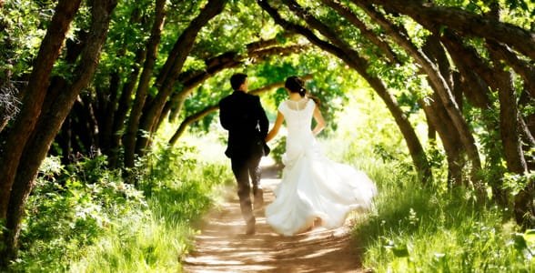 Foto eines Ehepaares im Red Butte Garden