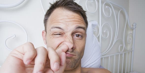 Foto von einem Mann, der in der Nase bohrt