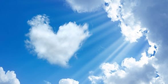 Foto eines Herzens am Himmel