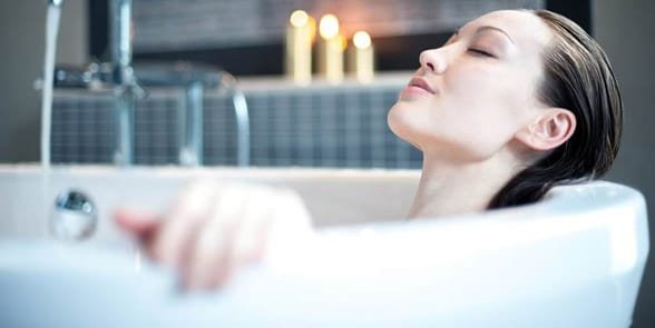 Foto einer Frau beim Baden