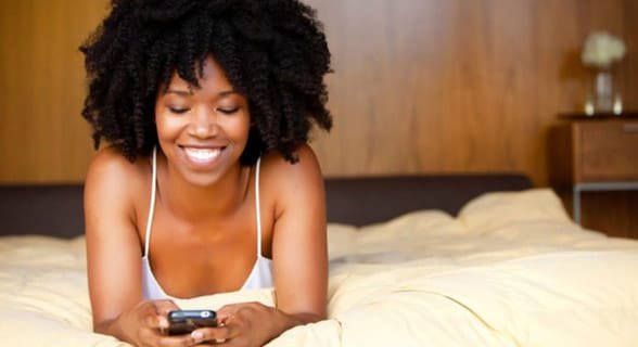 Photo d'une femme qui envoie des SMS