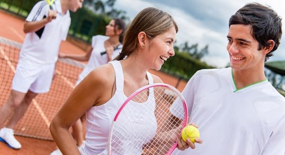 Photo d'un homme et d'une femme jouant au tennis