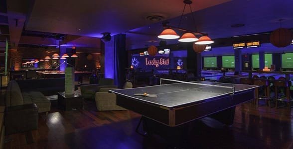Foto de mesas de ping-pong en Lucky Strike