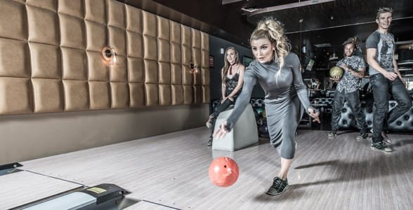 Foto de gente jugando a los bolos en Lucky Strike