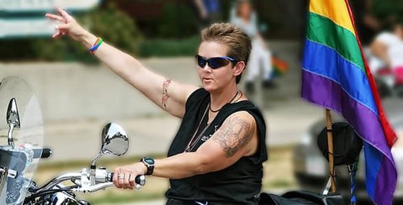 Photo d'une lesbienne butch sur une moto