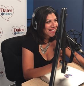 Zdjęcie Damony Hoffman prowadzącej audycję radiową