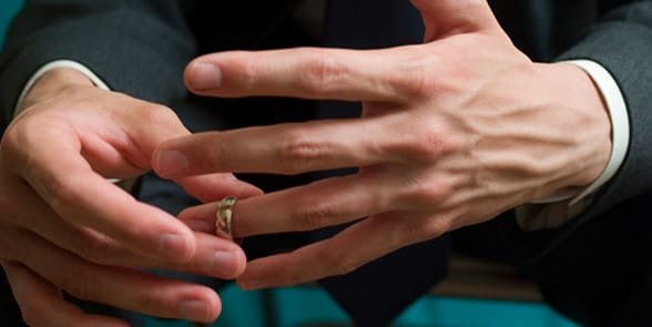 Foto van een man die zijn trouwring afdoet