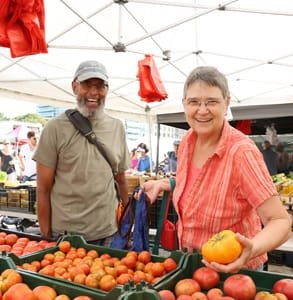 Photo d'un couple faisant du shopping dans les greenmarkets de GrowNYC
