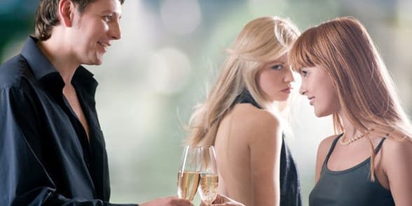 Photo d'un homme rendant jalouse une femme