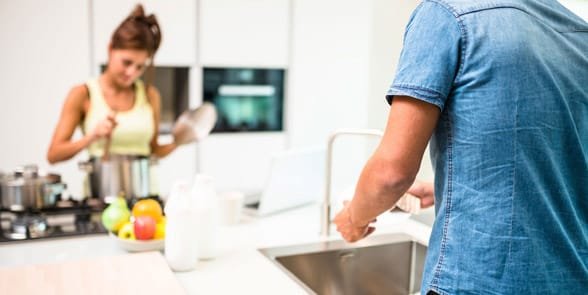 Foto van een stel dat samen schoonmaakt