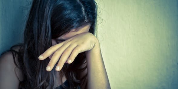 Foto einer Frau, die missbraucht wird