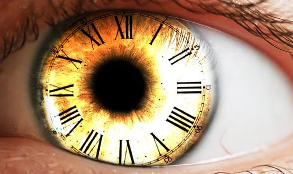 Foto van een klok in een oog
