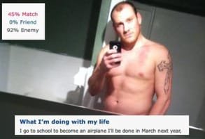 Fotografie uživatele OkCupid bez trička