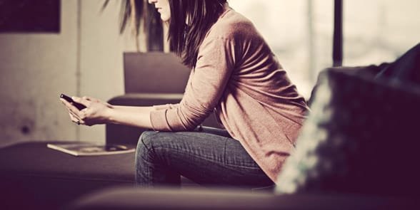 Photo d'une femme sur son portable