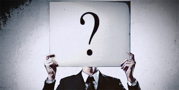 Photo d'un homme avec un point d'interrogation sur son visage
