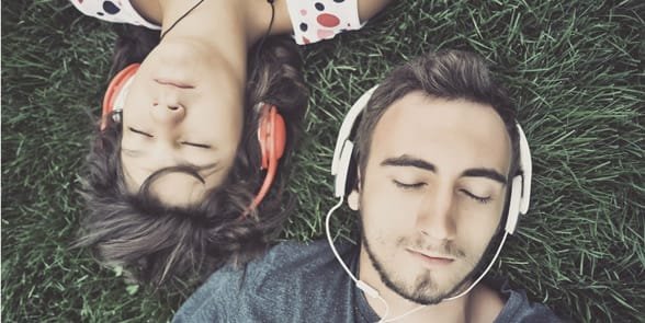Foto von einem Paar, das Musik hört