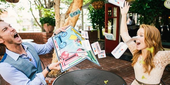 Foto von einem Paar, das ein Brettspiel spielt